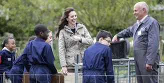 Kate Middleton, istri dari Pangeran Wiiliam yang gemar melakukan kegiatan sosial ini ternyata juga pecinta hewan. Selain itu banyak juga hal positif yang dilakukan Kate untuk berbagi kepada sesama. (AFP/Bintang.com)