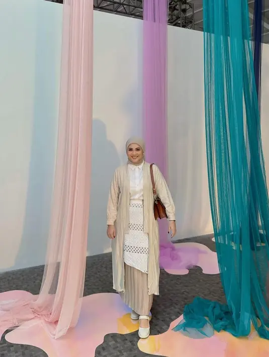 Beda dengan Dinda Hauw, Kesha Ratuliu justru lebih senang mengenakan skirt.