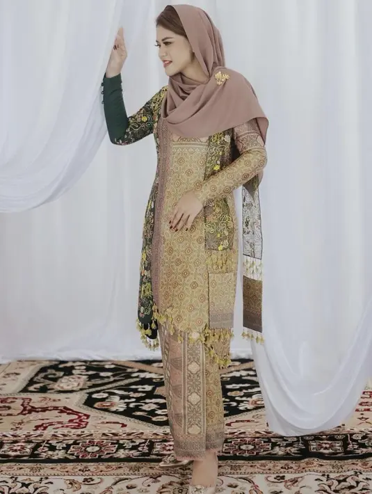 Kebaya kurung dengan warna elegan juga jadi pilihan menjanjikan untuk hadirkan kesan glamor. Ia tampil dalam balutan nuansa warna hijau keemasan yang sempurna. [Foto: Instaram/ Melahyarofficial]