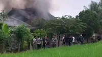 Situasi Memanas, Warga Mengamuk Bakar Rumah Pembunuh Pegawai Koperasi di Lampung Selatan
