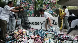 Dalam akun Instagram Greenpeace Indonesia disebutkan sampah-sampah kemasan plastik ini dikumpulkan selama seminggu terakhir. (Yasuyoshi CHIBA/AFP)