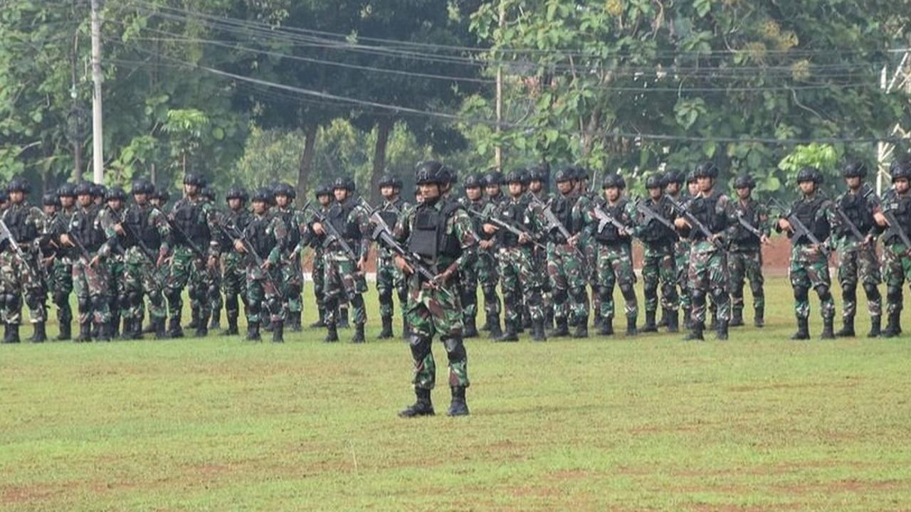Ratusan prajurit berbaret oranye serta berhelm tersebut pun nampak berbaris di lapangan apel Mayonko 467 Kopasgat.
