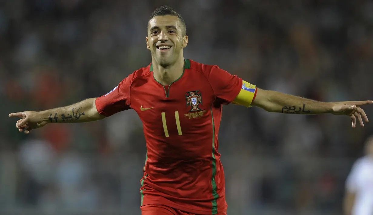 Simao Sabrosa. Gelandang Timnas Portugal ini pensiun dari laga internasional pada Agustus 2010 saat berusia 31 tahun. Ia total tampil 85 kali dengan torehan 22 gol dan 10 assist. Ia menjadi bagian skuat Seleccao di Euro 2004 dan Euro 2008 serta Piala Dunia 2006 dan 2010. (AFP/Miguel Riopa)