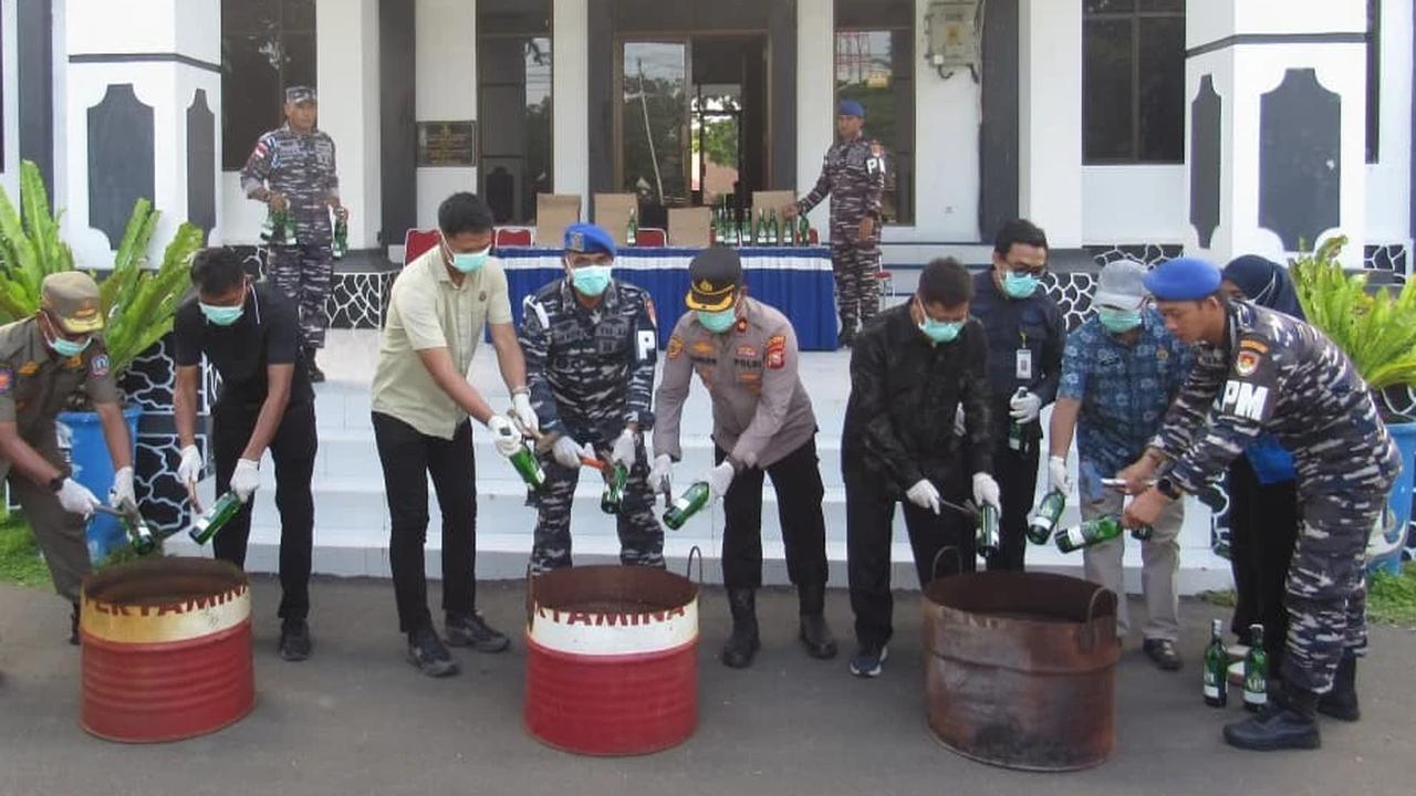 FOTO: TNI AL Musnahkan Miras Ilegal Hasil Operasi di Morotai