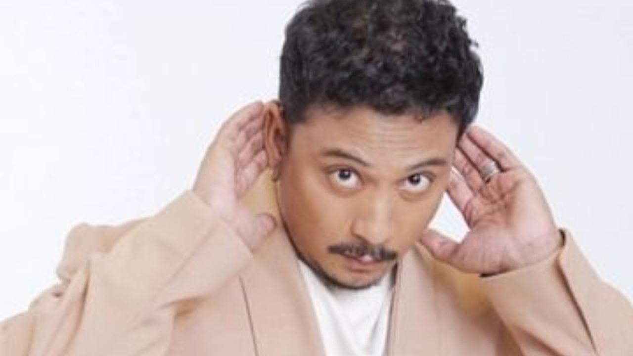 Sebelum terjun ke dunia musik, Sal Priadi berkuliah di Universitas Pelita Harapan di Surabaya dan kemudian memilih untuk fokus dalam bermusik.<br><br>