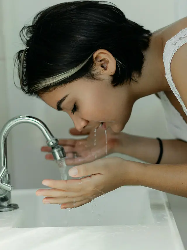 1. Tidak Membersihkan Wajah dengan Sempurna