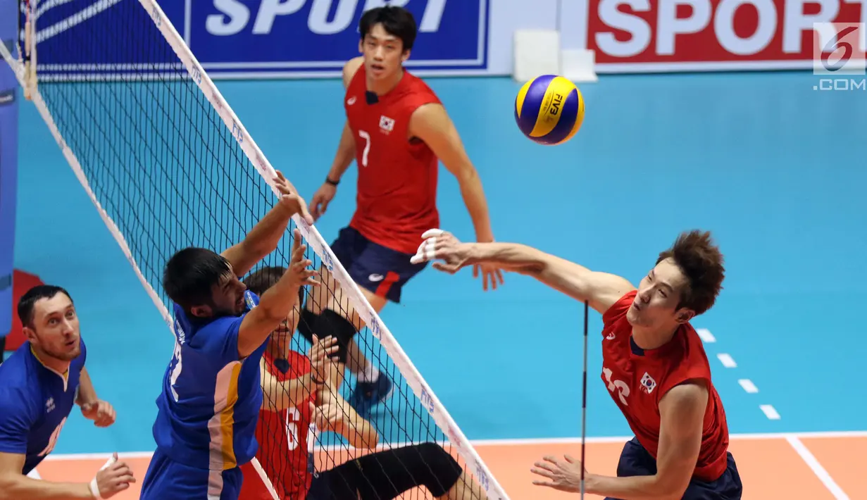 Pemain Timnas voli putra Korsel, Jin Sangheon melakukan smes saat melawan Kazakhstan pada 8 besar grup E Kejuaraan Voli Asia 2017 di GOR Tri Dharma, Gresik, Sabtu (29/7). Korsel unggul 3-1 (25-18, 23-25, 25-23, 25-13). (Liputan6.com/Helmi Fithriansyah)
