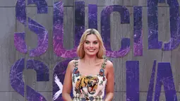 Aktris Margot Robbie berpose ketika menghadiri premier film terbarunya Suicide Squad di Leicester Square, London, Rabu (3/8). Pada gaun aktris 26 tahun itu juga hadir pula bordiran capung. (AFP PHOTO/JustinTallis)