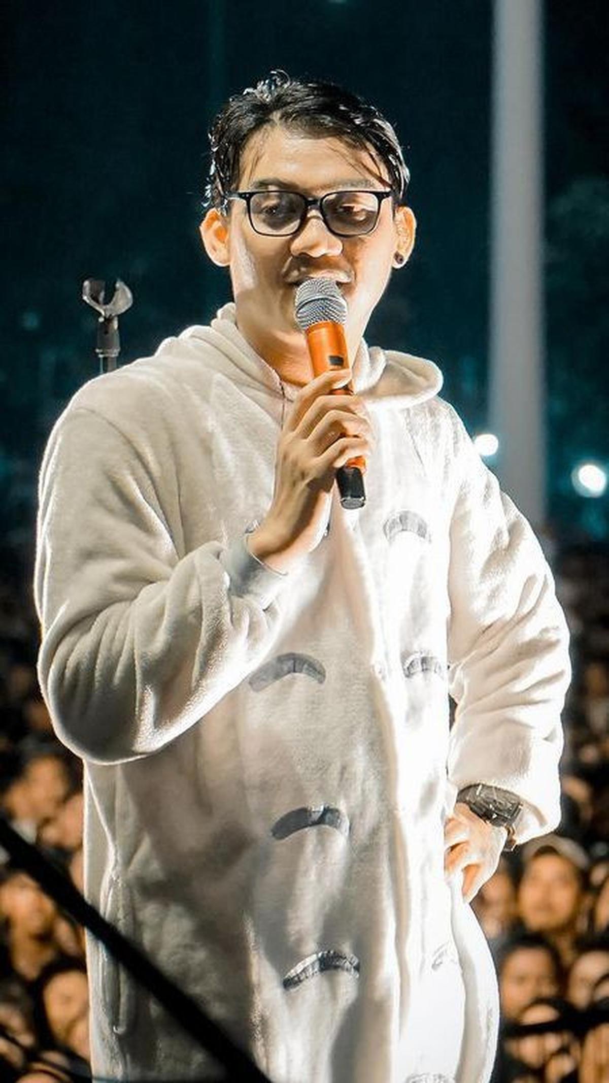 Siapa sangka, sosoknya mulai naik daun dan makin dikenal publik usai mengeluarkan single berjudul 'Nemen' dan 'Ginio'.