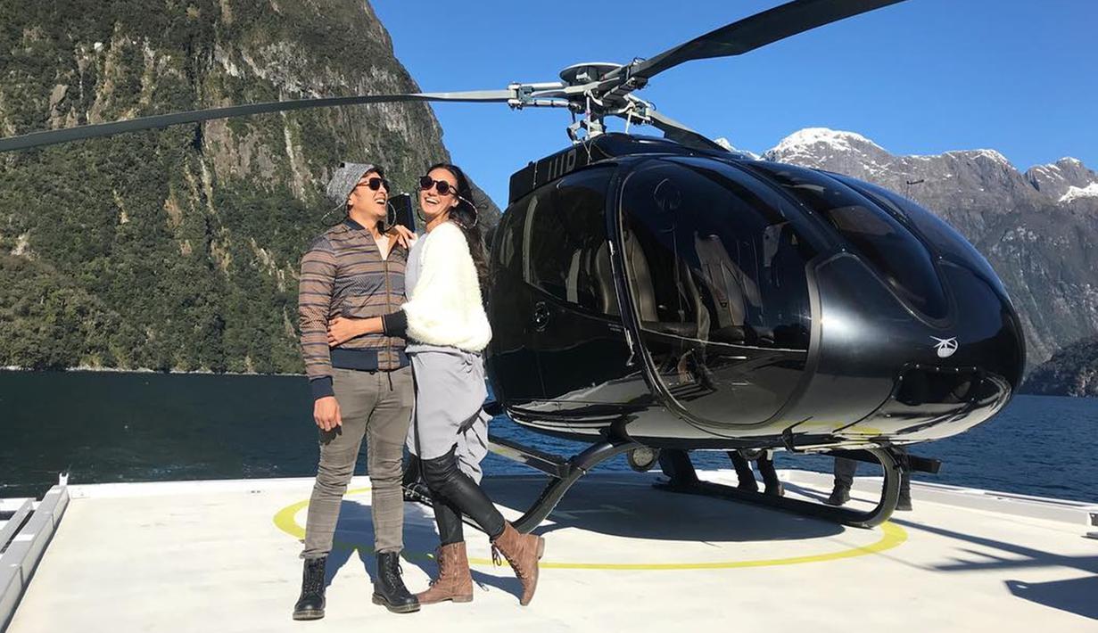 Pasangan yang menikah 5 Mei 2018 silam ini memang dikenal paling suka jalan-jalan. Bagaimana tidak, Nadine sendiri mengaku tak mau berhenti travelling, apalagi saat bersama suaminya. Kemesraan keduanya bisa terlihat dari foto yang diambil di Milford Sound ini. (Liputan6.com/Instagram/@nadinelist)