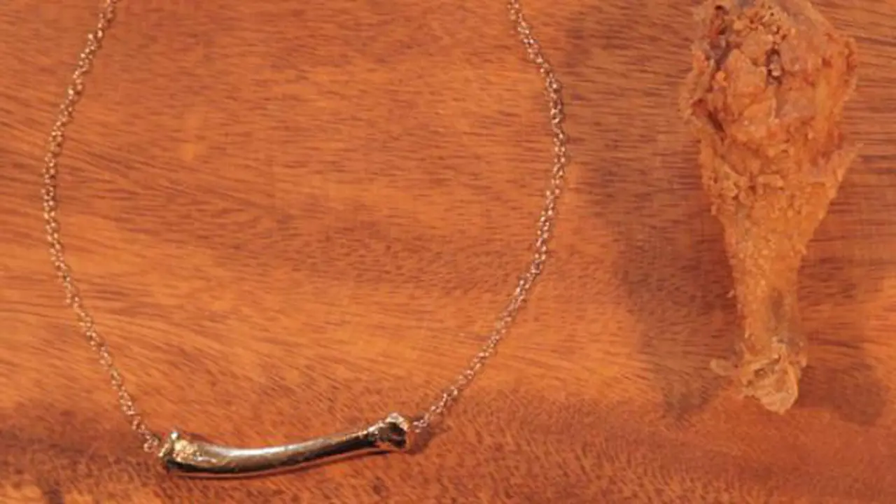 Kalung ini Terbuat dari Tulang Ayam KFC