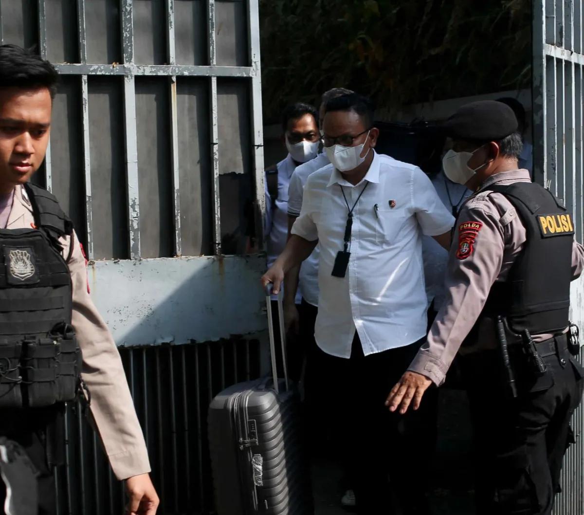 Tim penyidik dari Ditreskrimsus Polda Metro Jaya keluar dari rumah Ketua KPK Firli Bahuri seusai melakukan penggeledahaan di Jalan Kertanegara Nomor 46, Jakarta Selatan, Kamis, (26/10/2023).