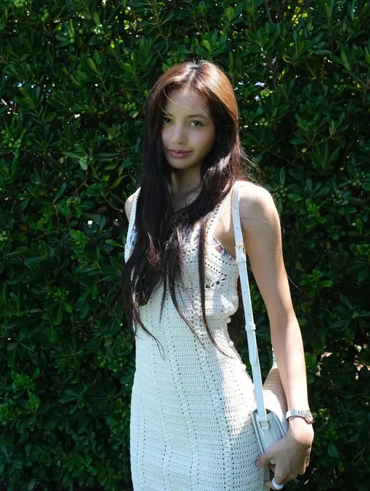 Berbeda dari imej garangnya di atas panggung, bare face Lisa sangat imut dengan mata berbinar besar yang membuat para penggemar terpukau. [@lalalalisa_m]