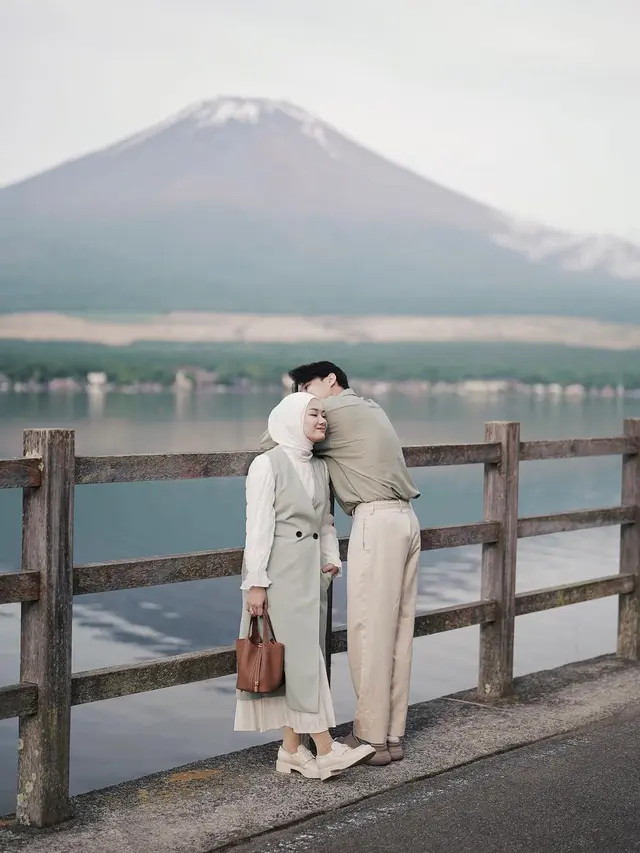 Bak ABG Pacaran, Ini 7 Potret Mesra Dinda Hauw dan Rey MBayang Liburan di Jepang