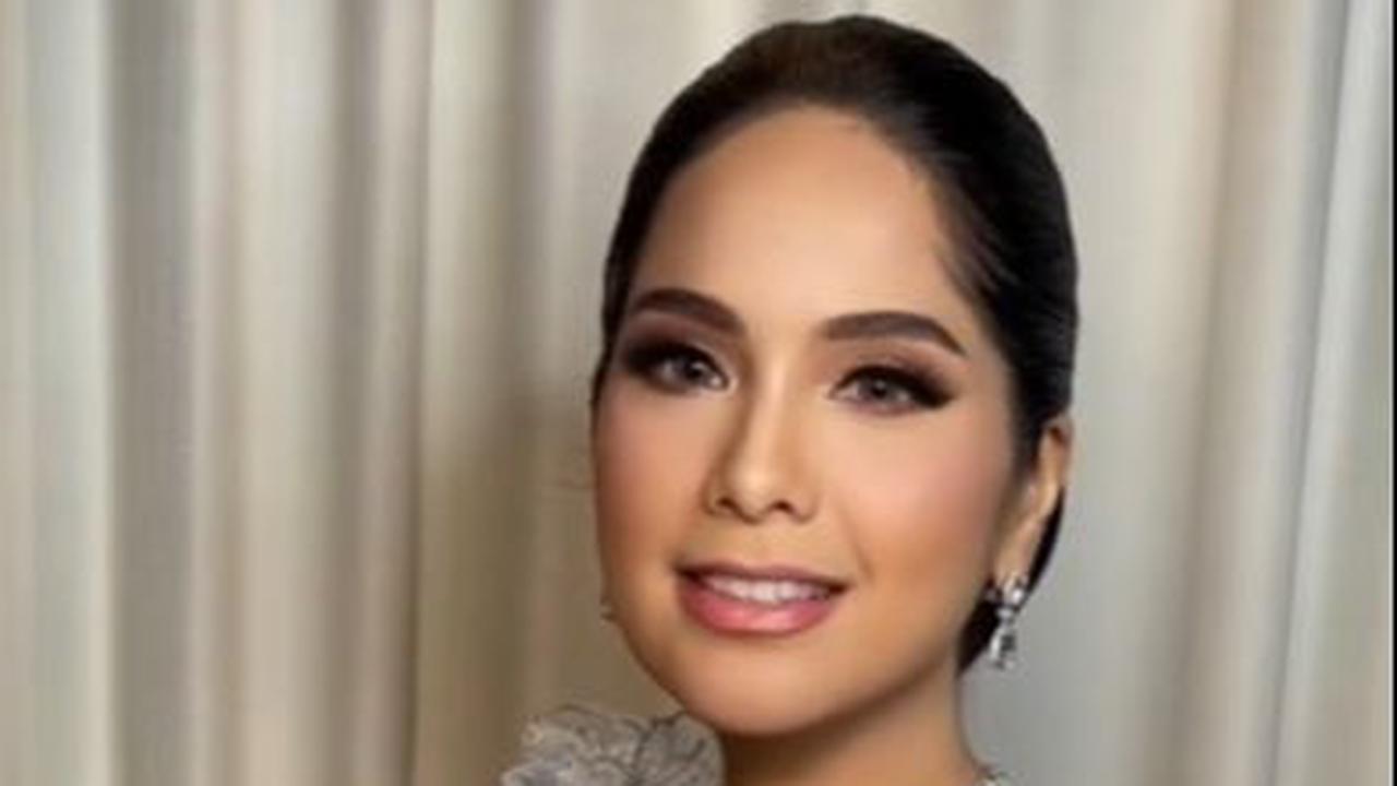 Annisa dan Almira tampil anggun mengenakan kebaya biru muda dengan bawahan kain batik.