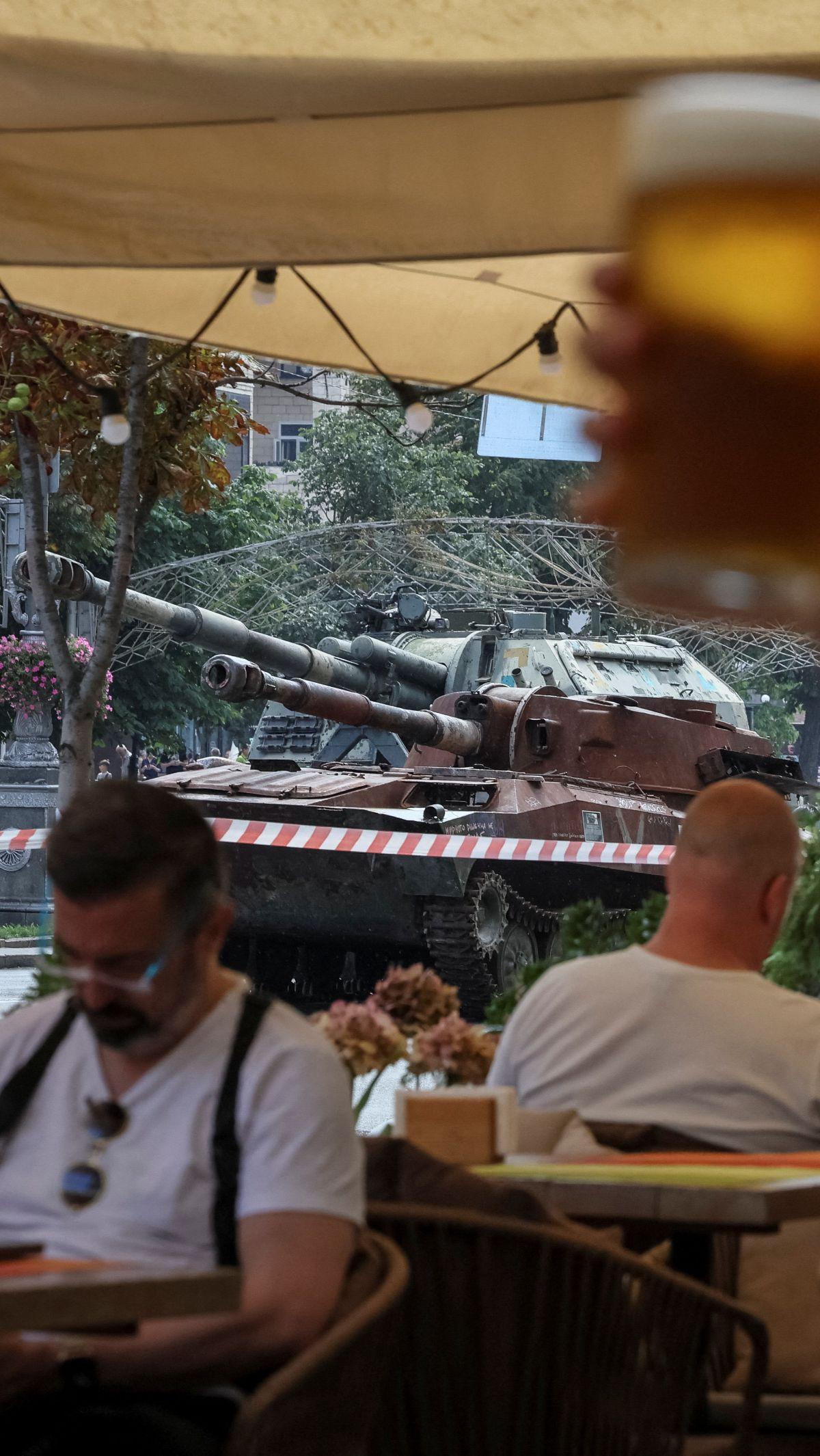 Untuk tahun ini, Ukraina memajang setidaknya ada sebanyak 15 unit peralatan militer Rusia yang hancur di jalan tersebut.