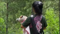 Alasan Suami Istri Bawa Bayi 6 Bulan Susuri Hutan dan Naik Gunung. foto: TikTok @niavennya