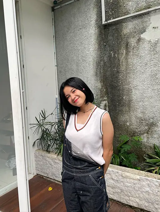 Wanita kelahiran 1 Januari 2000 ini pun saat ini semakin banyak penggemar setelah keviralannya dalam menjual nasi bakar. Apalagi saat di JKT48, ia tampil dengan gaya rambut panjang. Namun saat ini ia terlihat makin keren dengan gaya rambut pendek. (Liputan6.com/IG/@melati.sesilia)