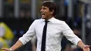 Pelatih Inter Milan, Antonio Conte, memberikan arahan kepada pemainnya saat melawan Brescia pada laga lanjutan Serie A pekan ke-29 di Giuseppe Meazza, Kamis (2/7/2020) dini hari WIB. Inter Milan menang 6-0 atas Brescia. (AFP/Miguel Medina)