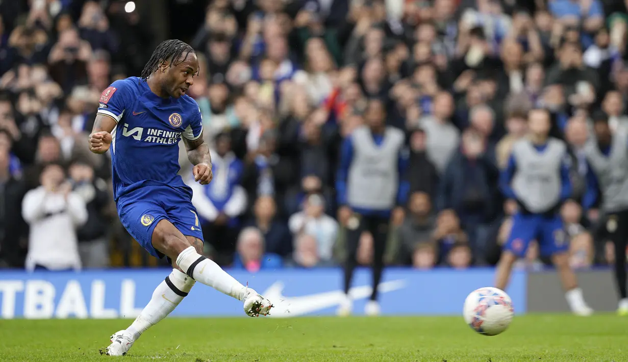Gelandang Chelsea, Raheem Sterling gagal memaksimalkan eksekusi penalti menjadi gol ke gawang Leicester City pada laga perempatfinal Piala FA 2023/2024 di Stamford Bridge, London, Minggu (17/3/2024). (AP Photo/Dave Shopland)