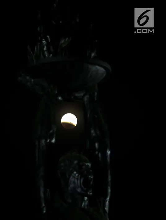 Foto fase gerhana bulan total dI langit kota Jakarta, Sabtu (28/7) dini hari. Gerhana bulan total tahun ini merupakan fenomena langka karena terjadi selama 1 jam 43 menit atau merupakan gerhana terlama yang terjadi di abad ini. (Liputan6.com/Johan Tallo)