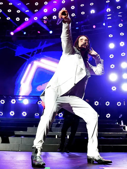 Aksi Personil Backstreet Boys, Kevin Richardson saat di atas panggung selama 102,7 KIIS FM Wango Tango 2017, California, (13/5). (Kevin Winter/Getty Images/AFP)
