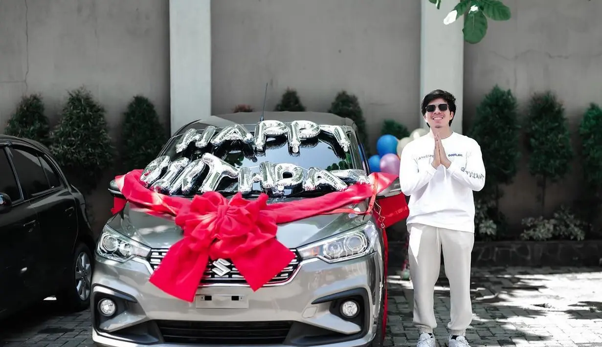 Inilah mobil kado sebagai hadiah ulang tahun kakeknya Atta Halilintar. Mobil warna silver dengan hiasan pita merah dan tulisan happy birthday, Menurut Atta dan Aurel, kado mobil sengaja dipilih karena lebih bermanfaat. [Instagram/attahalilintar]