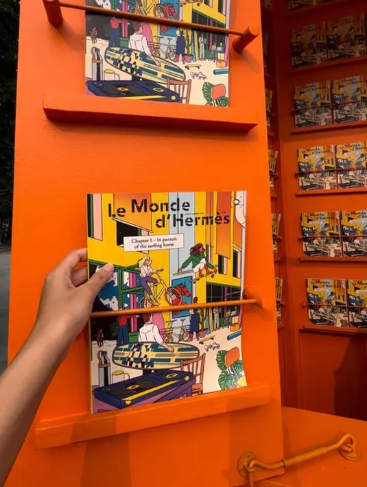 <p>Le Monde D&rsquo;Hermes adalah majalah yang diproduksi oleh Hermes secara reguler setiap musim. Awalnya majalah ini hanya dibagikan kepada para loyal customer dan komunitas internal Hermes. / Foto: Adinda Tri Wardhani - Fimela.com.</p>