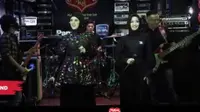 Nisaku saat duet bersama Mulan Jameela