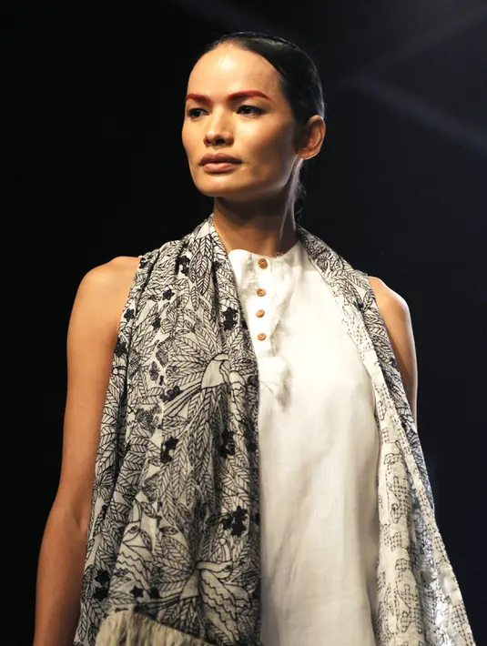 Anjali Lama memperagakan busana rancangan Gen Next di Lakmé Fashion Week Summer Resort 2017 di kota Mumbai, India (2/1). Seperti transgender lainnya, sebelumnya ia juga mengalami diskriminasi identitas gender. (Stringer / AFP)