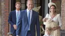 Terlihat Puteri Charlotte meninggalkan Royal Chapel, di St James Palace, London bersama Kate Middelton, Pangeran William dan Prince George. (Dominic Lipinski/Pool Photo via AP/HollyoodLife)
