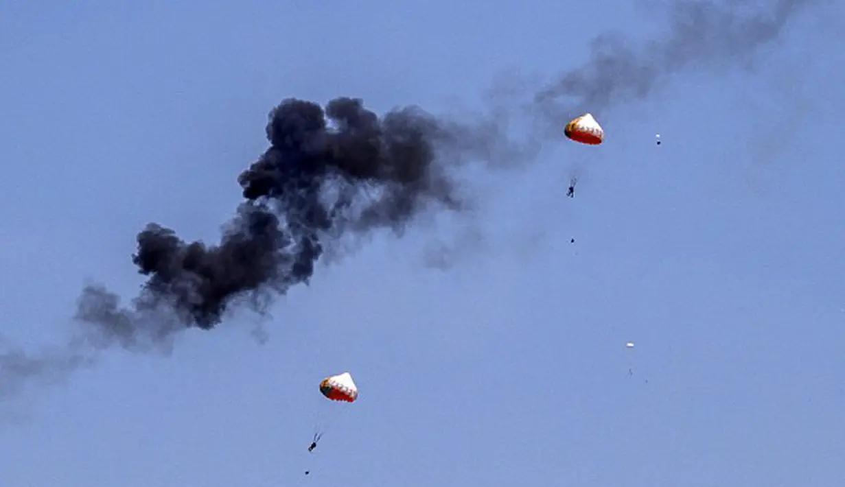 Dua pesawat Wong Bee KT-1B milik TNI AU bertabrakan hingga membuat ledakan dan terbakar lalu terjatuh ke tanah jelang pameran Dirgantara Langkawi, Malaysia, Minggu (14/3/2015). (Dailymail)