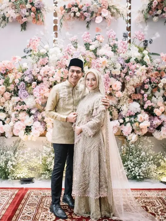 Serta kain tile panjang yang menyapu lantai, membuat penampilan Ria Ricis semakin memukau. (Instagram/okisetianadewi).