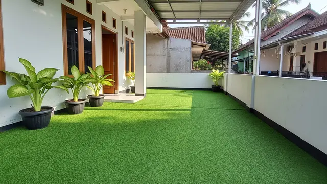 Teras Tanpa Furnitur Cocok untuk Rumah Kecil Model Rumput Sintetis