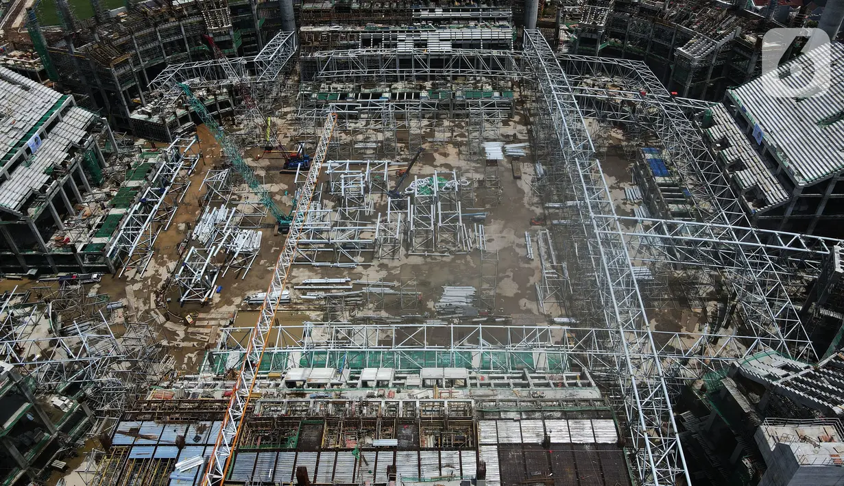Foto areal menunjukan proyek pembangunan jakarta International Stadium (JIS) di kawasan Sunter, Jakarta, Selasa (2/2/2021). PT Jakarta Propertindo (Jakpro) menjelaskan JIS dibangun dengan dilengkapi beberapa fasilitas untuk menunjang kawasan olah raga terpadu ini. (merdeka.com/Imam Buhori)