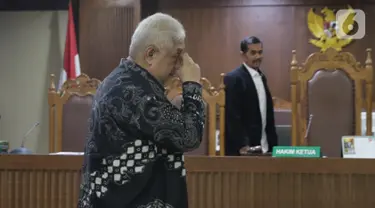 Terdakwa suap pengadaan barang di Badan Keamanan Laut (Bakamla), Erwin Syaaf Arief saat menjalani sidang putusan di Pengadilan Tipikor, Jakarta, Senin (14/10/2019). Majelis Hakim menyatakan Erwin Syaaf Arief bersalah dan dihukum 2,5 tahun penjara, denda Rp100 juta. (Liputan6.com/Helmi Fithriansyah)