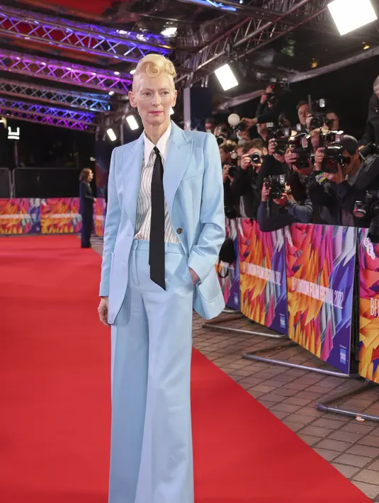 Tilda Swinton berpose untuk para fotografer setibanya di pemutaran perdana film 'The Eternal Daughter' dalam Festival Film London BFI 2022 di London, Kamis, 6 Oktober 2022. Tilda Swinton tampil mengenakan setelan jas biru bubuk dengan celana panjang lebar yang chic, melapisi kemeja garis-garis putih dan dasi hitam. (Photo by Vianney Le Caer/Invision/AP)
