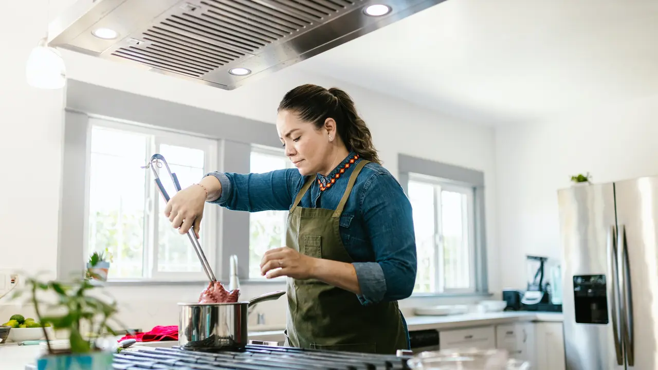7 Teknik Memasak ala Chef Profesional, Ada Poaching hingga Sauteing