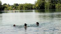 Ilustrasi berenang di danau Kaisersee. Berenang tanpa sehelai benangpun bisa mengandung risiko bahaya. Ada bermacam-macam bahaya, misalnya tusukan mata pancing. (Sumber Anne Wall via Augsburger Allgemeine)
