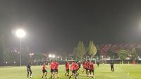 Latihan Timnas Bahrain di Lapangan A Gelora Bung Karno, Jakarta, Sabtu (22/3/2025) malam WIB. (Bola.com/Hery Kurniawan).