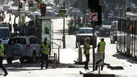 Sebuah mobil SUV menabrak kerumunan pejalan kaki di persimpangan jalan Flinders dan Elizabeth, kawasan pusat bisnis Melbourne, Australia, Kamis (21/12). Mobil baru berhenti di jalan yang sibuk usai menabraki banyak orang di jalur trem. (Mark Peterson/AFP)