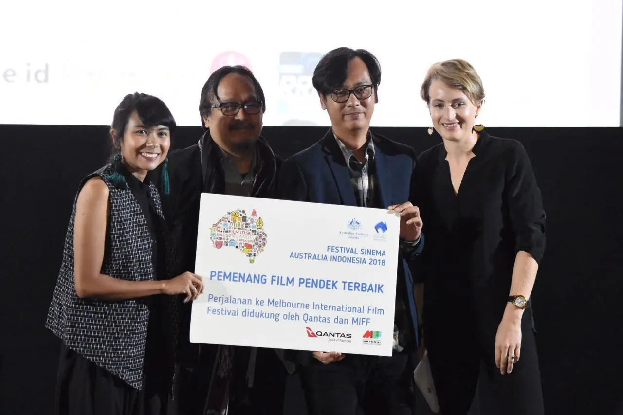 Dimas Jayasrana (kedua dari kanan), manajer program untuk film Pranata Mangsa, pemenang anugerah utama Grand Jury Award Kompetisi Film Pendek FSAI 2018 (sumber: Kedutaan Australia di Jakarta)