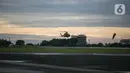 Helikopter Basarnas lepas landas untuk mencari Sriwijaya Air SJ 182 di Lanud Halim Perdanakusuma, Jakarta, Minggu (10/1/2021). TNI AU memberangkatkan pesawat CN-295, helikopter jenis Caracal, dan helikopter Super Puma NAS-332 untuk mencari Sriwijaya Air SJ 182. (Liputan6.com/Faizal Fanani)