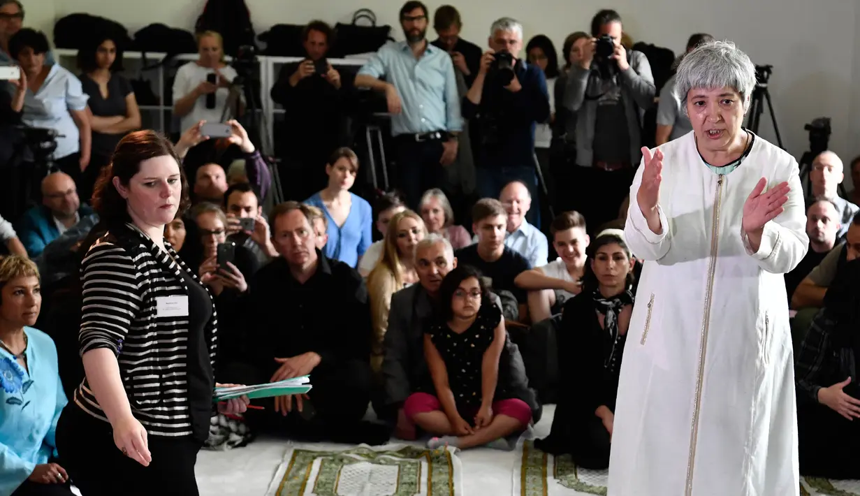Pengacara keturunan Jerman-Turki sekaligus pendiri masjid, Seyran Ates memberikan penjelasan saat meresmikan Masjid Ibnu Rusyd-Goethe di Berlin, Jerman (16/6). (AFP Photo/John Macdougall)