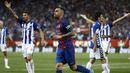 Striker Barcelona, Paco Alcacer, merayakan gol yang dicetaknya ke gawang Alaves pada laga final Copa Del Rey di Stadion Vicente Calderon, Madrid, Sabtu (27/5/2017). Barcelona menang 3-1 atas Alaves. (EPA/Mariscal