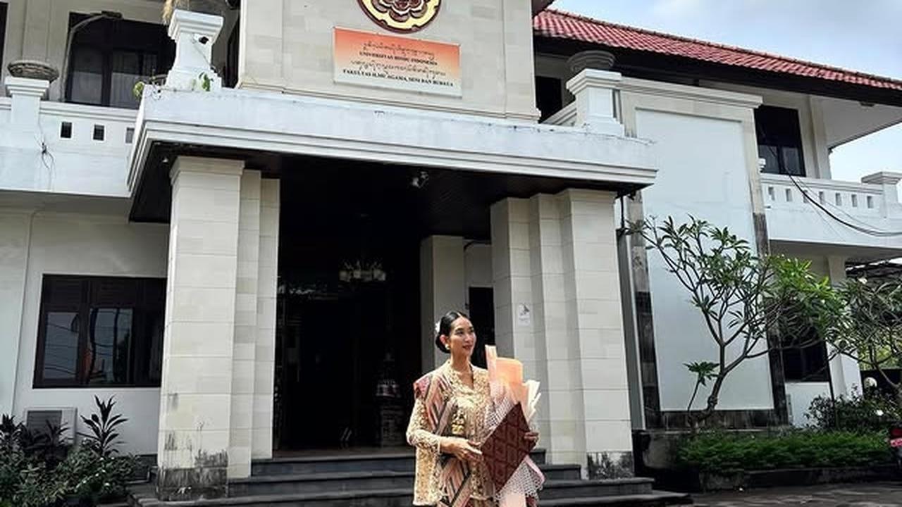 Potret Happy Salma Lulus S-1 Filsafat Hindu di Usia 45 Tahun, Tampil Cantik Kala Yudisium di Bali