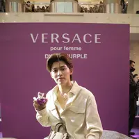 Pond Naravit ajak para penggemar untuk rasakan pengalaman endless summer dengan Versace Dylan Purple.