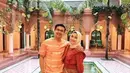 Warna pakaian yang dikenakan pasangan suami istri baru ini juga matching dengan tempat yang dikunjungi. Seperti memilih nuansa tercota di foto ini. [Foto: Instagram @sahrulgunawanofficial]