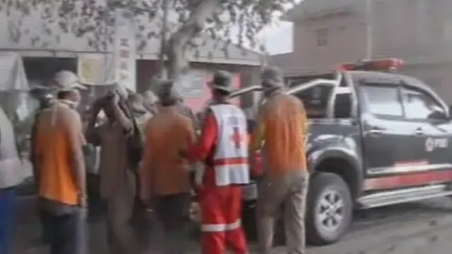 [VIDEO] Hirup Debu Vulkanik, 5 Pengungsi Pingsan Saat Dievakuasi