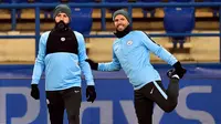 Penyerang Manchester City, Sergio Aguero (kanan) dan bek Nicolas Otamendi melakukan pemanasan saat sesi latihan di Kharkiv, Ukraina (5/12). Manchester City akan bertanding melawan Shakhtar Donetsk pada grup F Liga Champions. (AFP Photo/Genya Savilov)